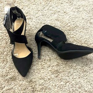 Gorgeous Chinese Laundry size 7 almond toe pumps!